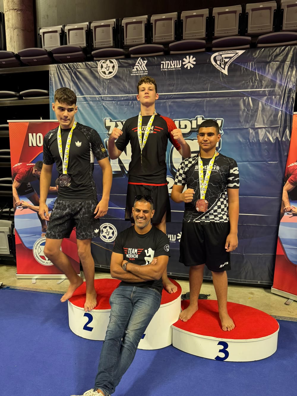 לוחם Team Mizrachi על פודיום מקום ראשון באליפות ישראל NO-GI, עם המאמן
